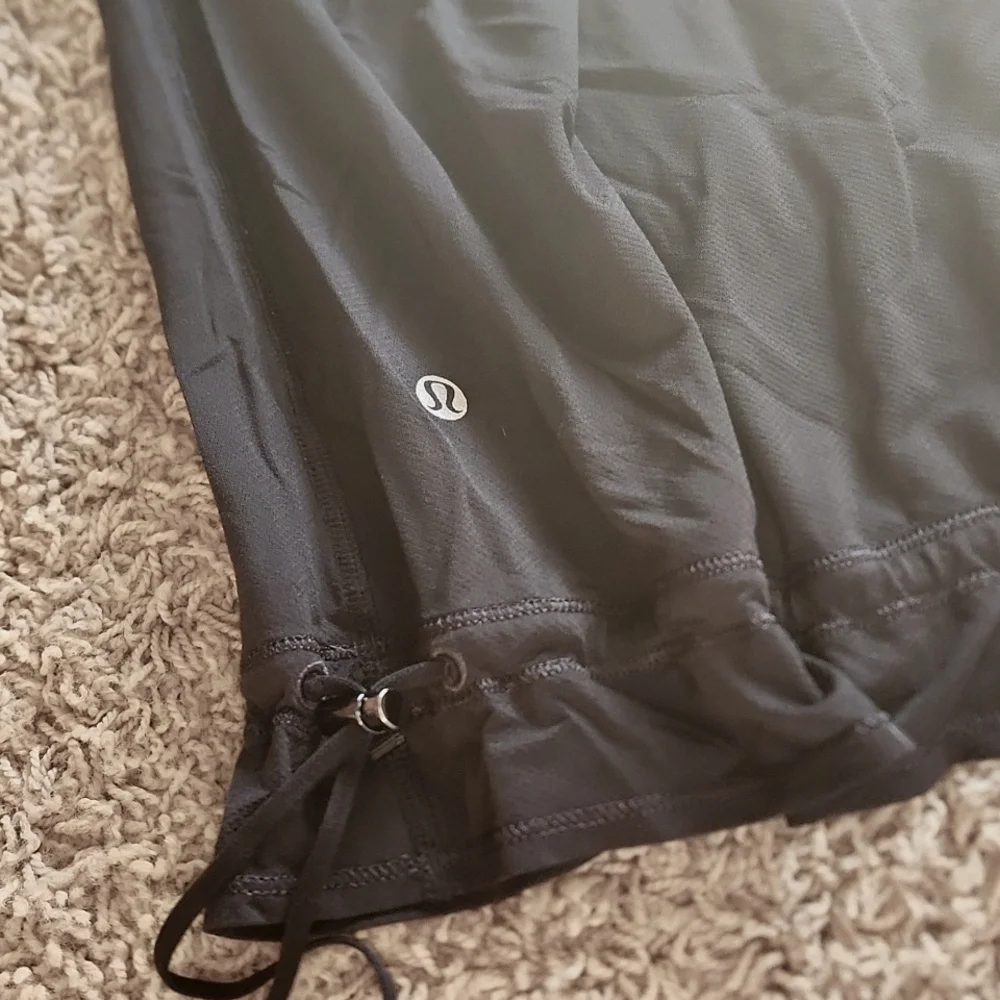 LuLulemon black and white womans tank top size 6